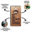 🍺 Abridor de Garrafas Magnético de Madeira Rústica – “Que Toda Corrupção Vire Cerveja”