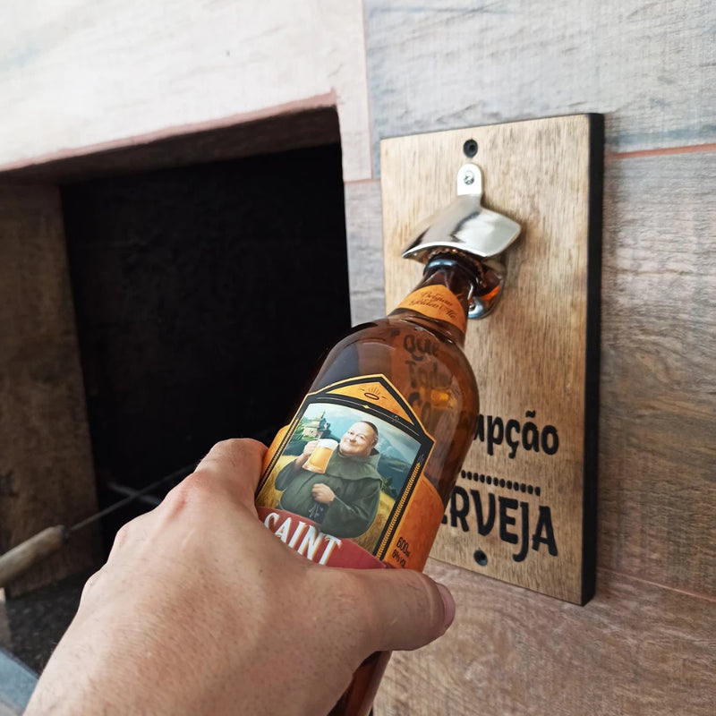 🍺 Abridor de Garrafas Magnético de Madeira Rústica – “Que Toda Corrupção Vire Cerveja”